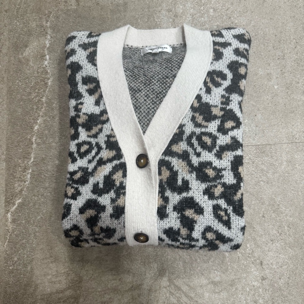 Vigoss Leopard Print Knit Cardigan Sweater Size M Oversized Button Front Pockets